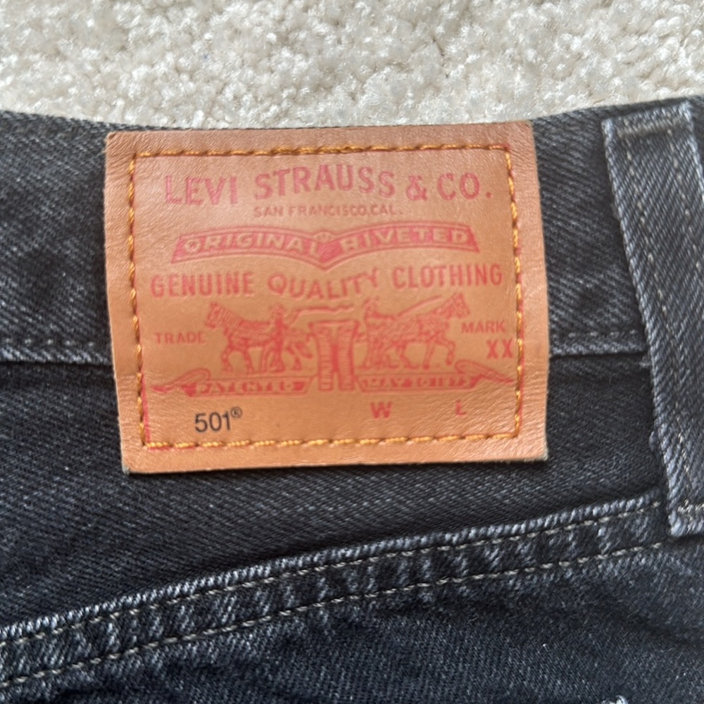 Levi's Women's Premium 501 Original Shorts - Picture 4 of 9